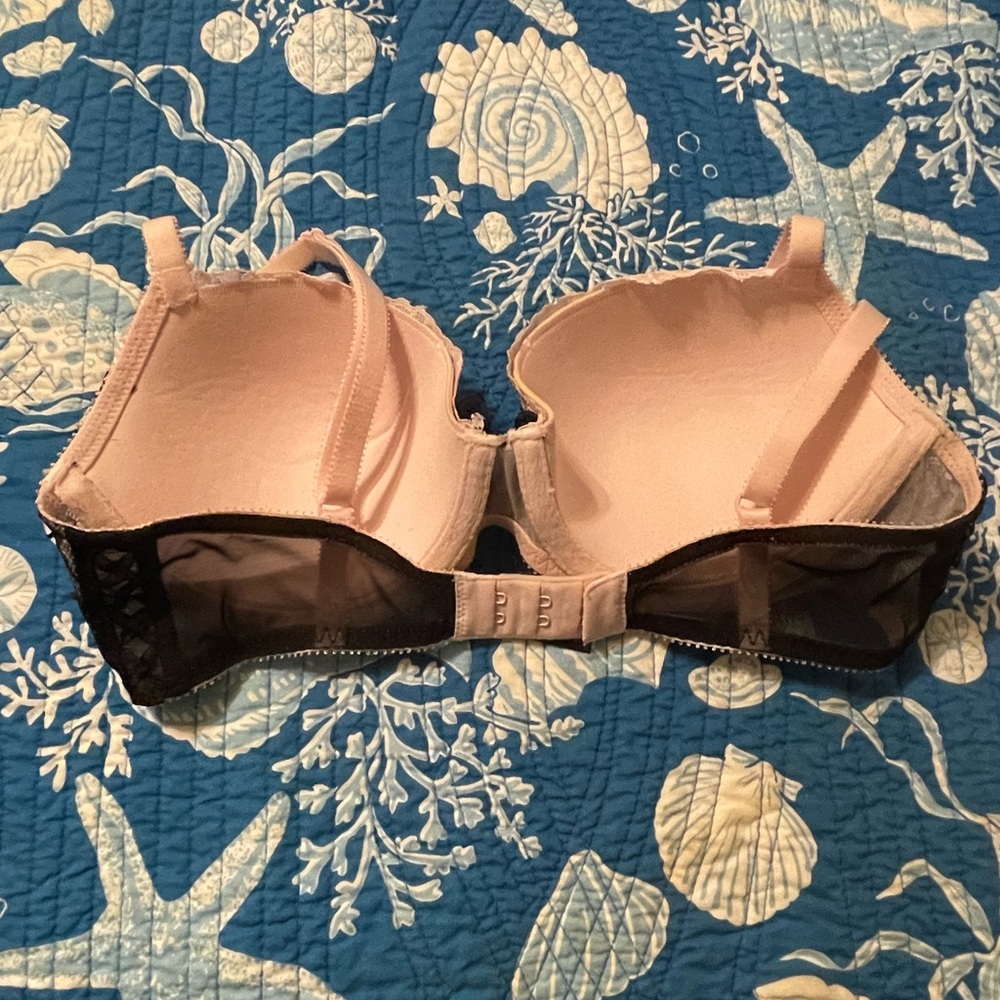 Victoria’s Secret - peachy pink/ black lace - 32D - Dream Angels lined Demi - Picture 2 of 5